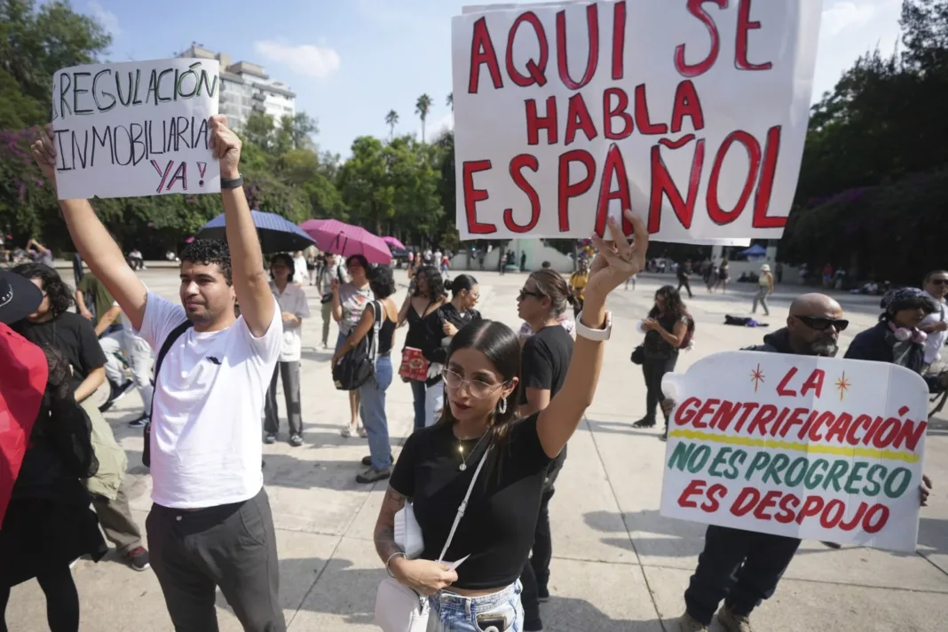 México responde ante protestas por gentrificación: Sí a los visitantes, no a la xenofobia