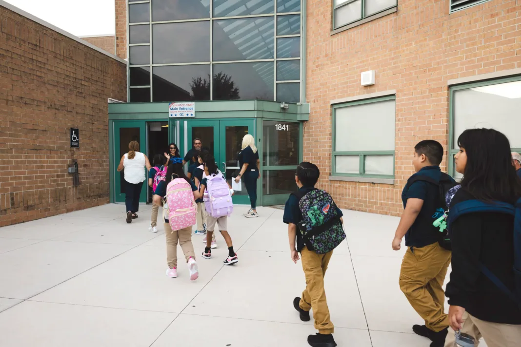 Déficit escolar en Chicago aumenta $205 millones: esta es la razón