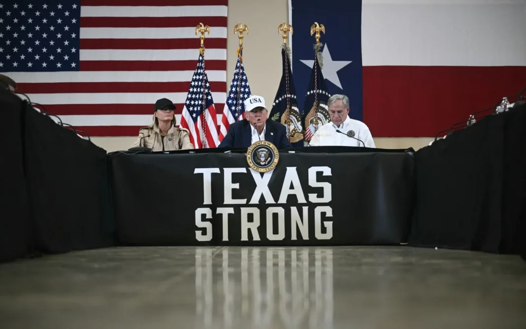 Trump visita Texas tras inundaciones y evita hablar de víctimas: 
